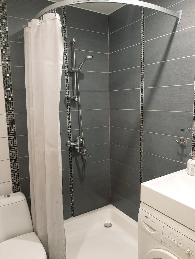 New! Cozy Apartment With Free Guarded Parking Рига Экстерьер фото